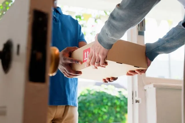 Μετρητά τέλος στις παραδόσεις courier - Από πότε αλλάζει ο τρόπος πληρωμής