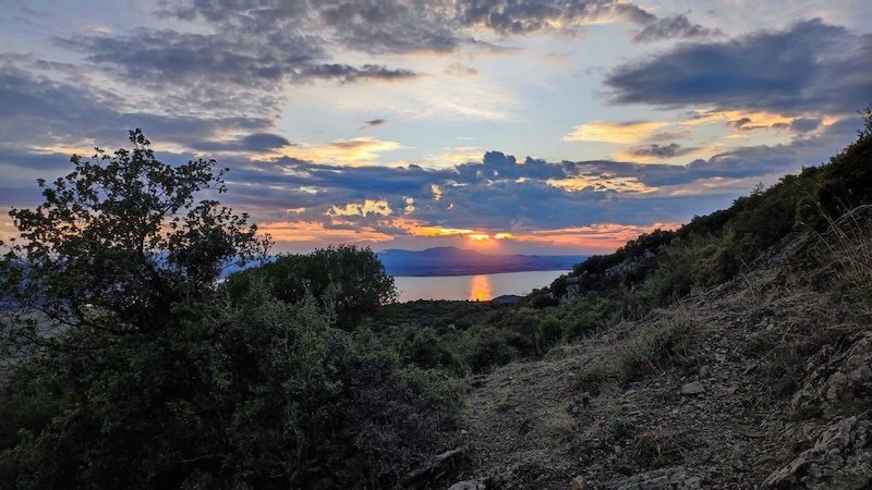 Eικόνες | Αρκετός κόσμος στην πεζοπορία μέχρι το Δρακοπήγαδο