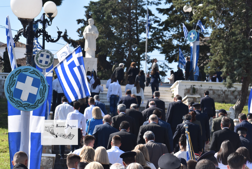 Καταθέσεις Στεφάνων στον Ανδριάντα του Ρήγα