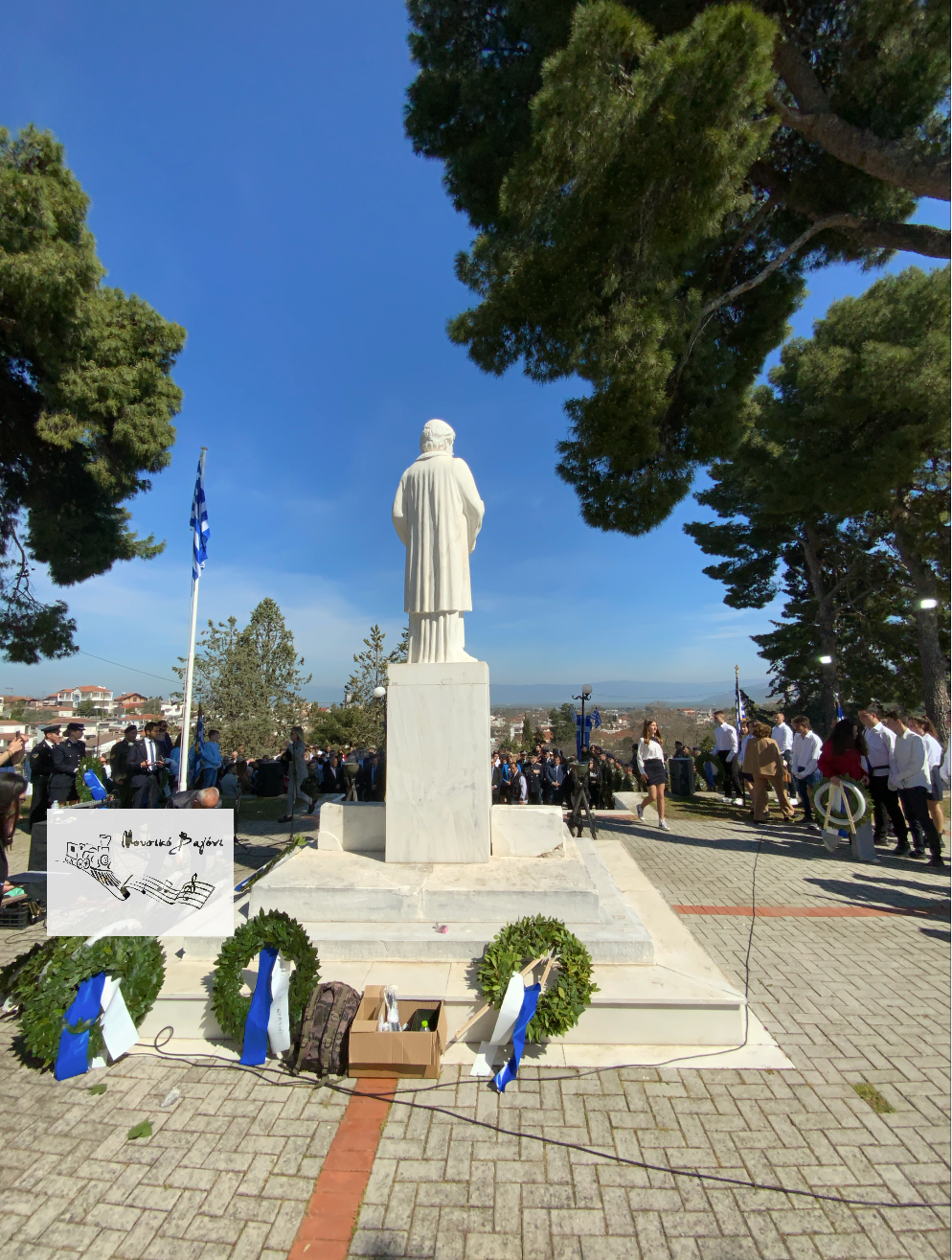 Καταθέσεις Στεφάνων στον Ανδριάντα του Ρήγα