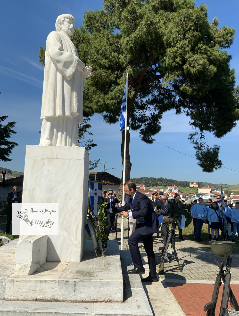 Καταθέσεις Στεφάνων στον Ανδριάντα του Ρήγα