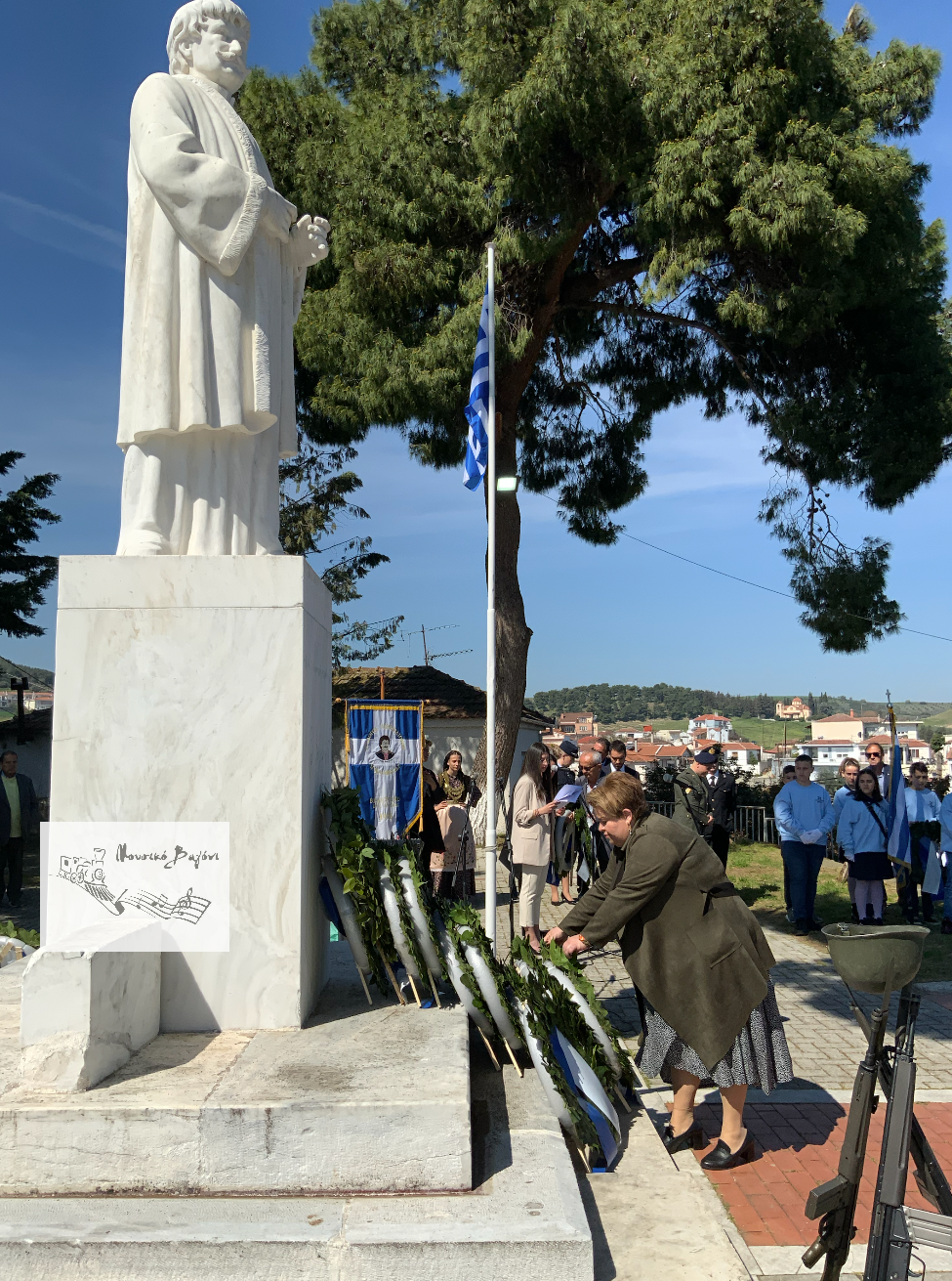 Καταθέσεις Στεφάνων στον Ανδριάντα του Ρήγα