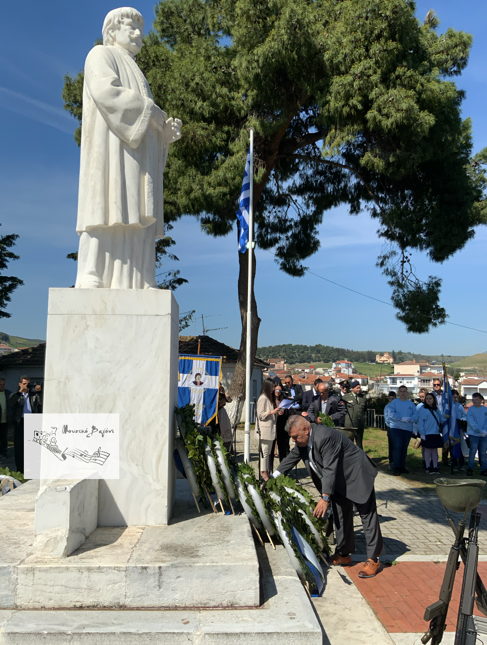 Καταθέσεις Στεφάνων στον Ανδριάντα του Ρήγα