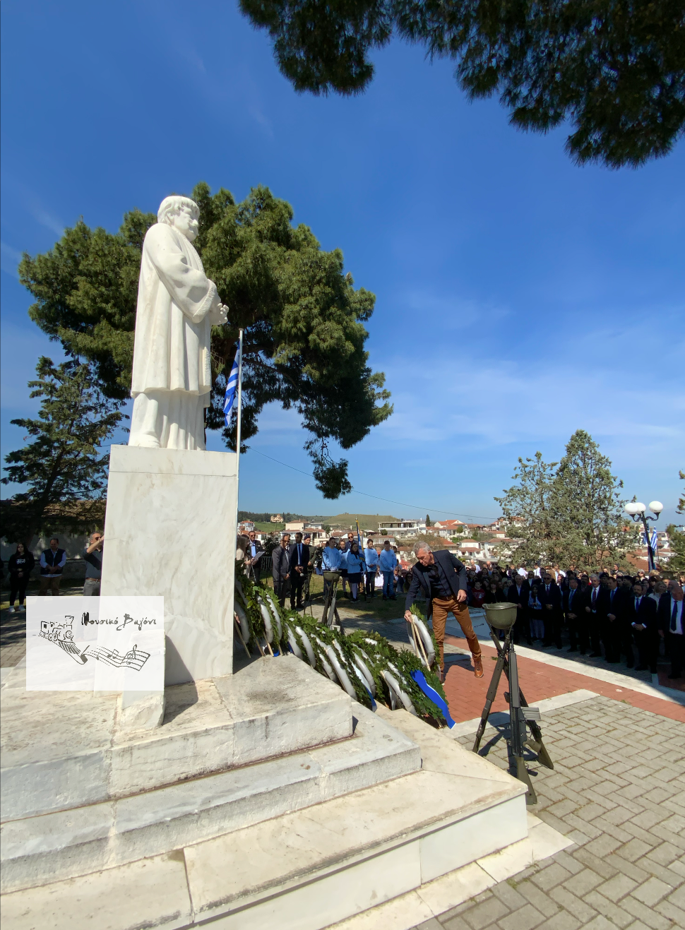 Καταθέσεις Στεφάνων στον Ανδριάντα του Ρήγα