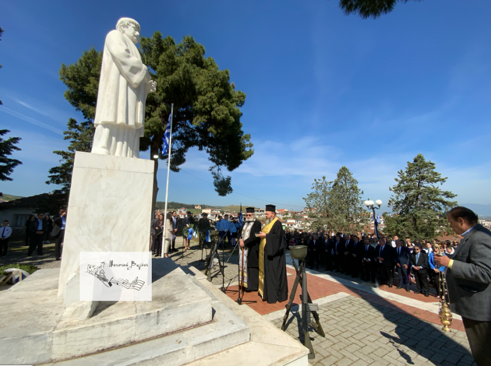 Καταθέσεις Στεφάνων στον Ανδριάντα του Ρήγα