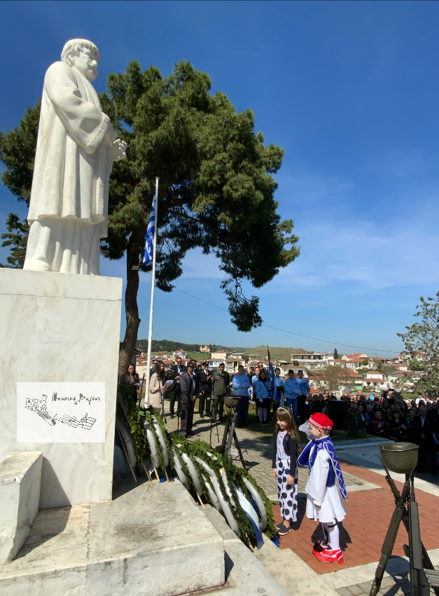 Καταθέσεις Στεφάνων στον Ανδριάντα του Ρήγα