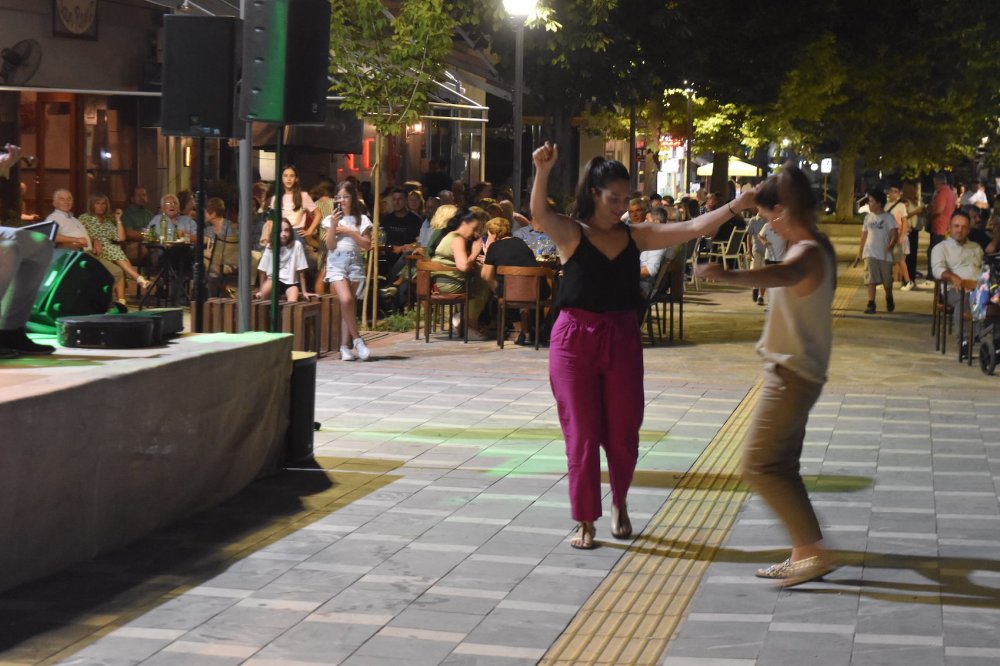 Φωτορεπορτάζ από την παραδοσιακή βραδιά στο Βελεστίνο