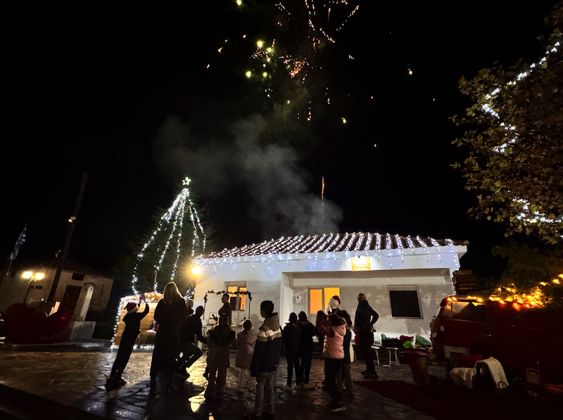 Εικόνες από την Φωταγώγηση του Χριστουγεννιάτικου Δέντρου στο Περίβλεπτο