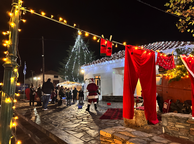 Εικόνες από την Φωταγώγηση του Χριστουγεννιάτικου Δέντρου στο Περίβλεπτο