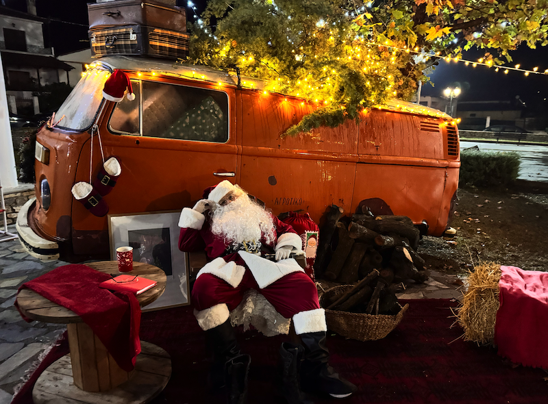 Εικόνες από την Φωταγώγηση του Χριστουγεννιάτικου Δέντρου στο Περίβλεπτο