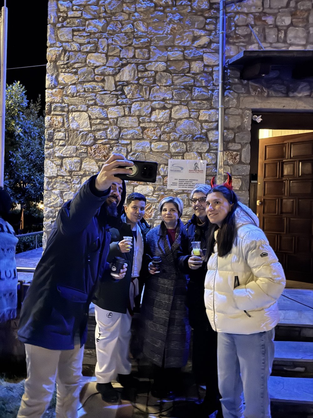 Απίστευτες αμφιέσεις στο πάρτυ του Radio Velestino!