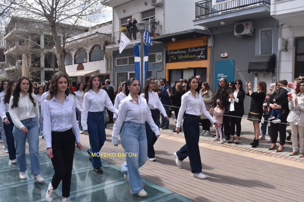 Φωτορεπορτάζ από την Παρέλαση στο Βελεστίνο