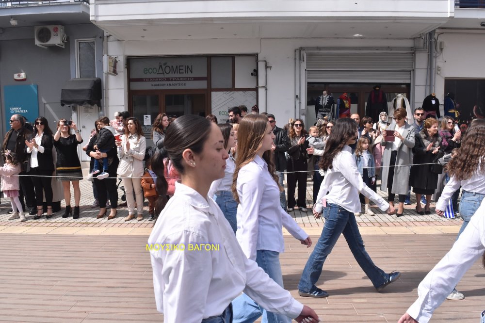 Φωτορεπορτάζ από την Παρέλαση στο Βελεστίνο