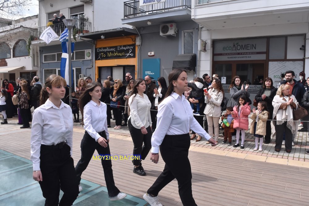 Φωτορεπορτάζ από την Παρέλαση στο Βελεστίνο