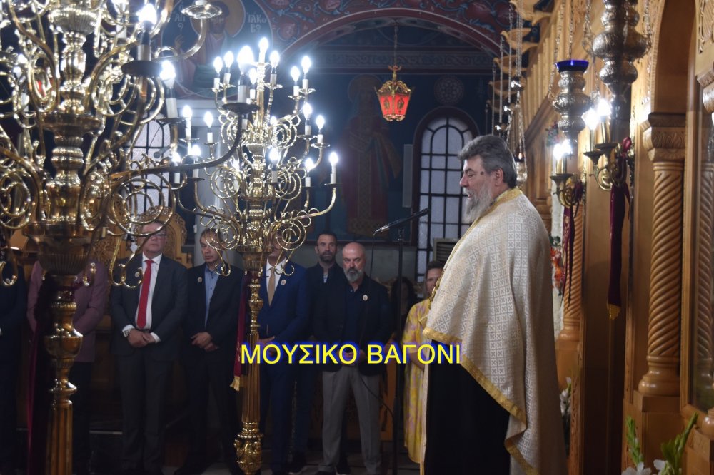 Περιφορά εικόνας Αγίων Κωνσταντίνου και Ελένης στο Βελεστίνο