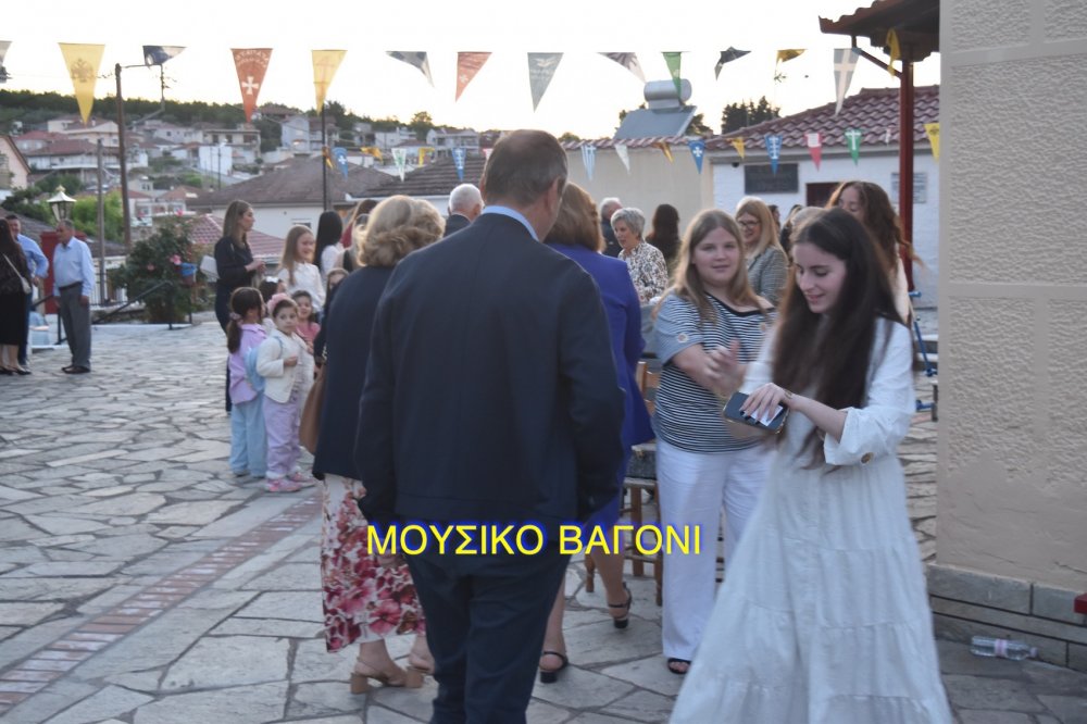 Περιφορά εικόνας Αγίων Κωνσταντίνου και Ελένης στο Βελεστίνο