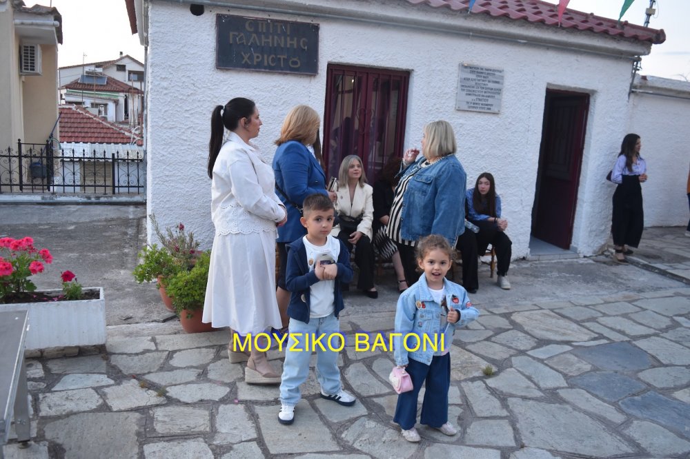 Περιφορά εικόνας Αγίων Κωνσταντίνου και Ελένης στο Βελεστίνο