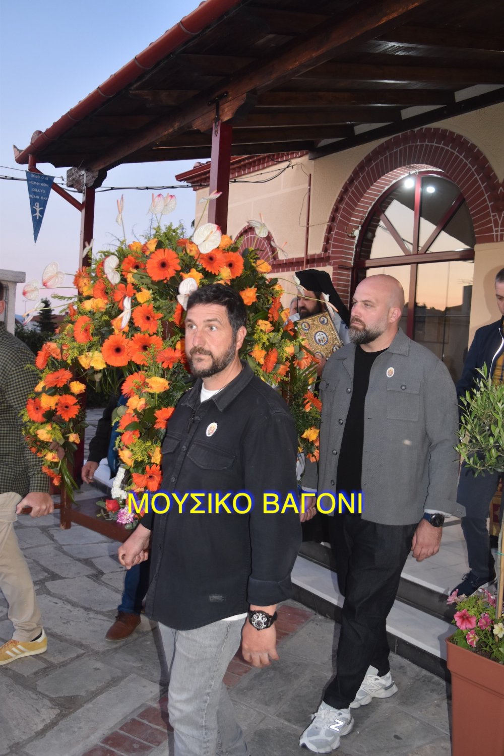 Περιφορά εικόνας Αγίων Κωνσταντίνου και Ελένης στο Βελεστίνο