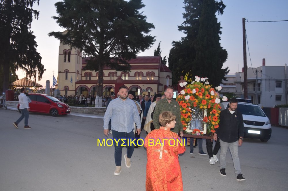 Περιφορά εικόνας Αγίων Κωνσταντίνου και Ελένης στο Βελεστίνο