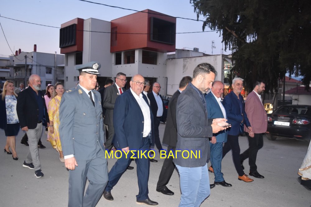 Περιφορά εικόνας Αγίων Κωνσταντίνου και Ελένης στο Βελεστίνο