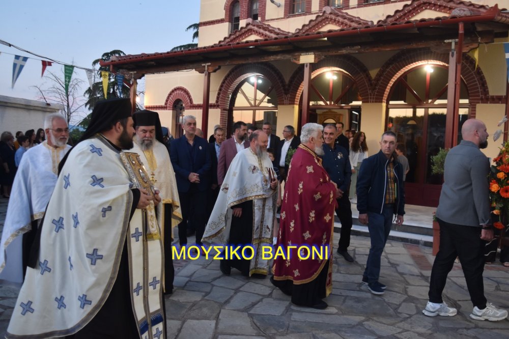 Περιφορά εικόνας Αγίων Κωνσταντίνου και Ελένης στο Βελεστίνο