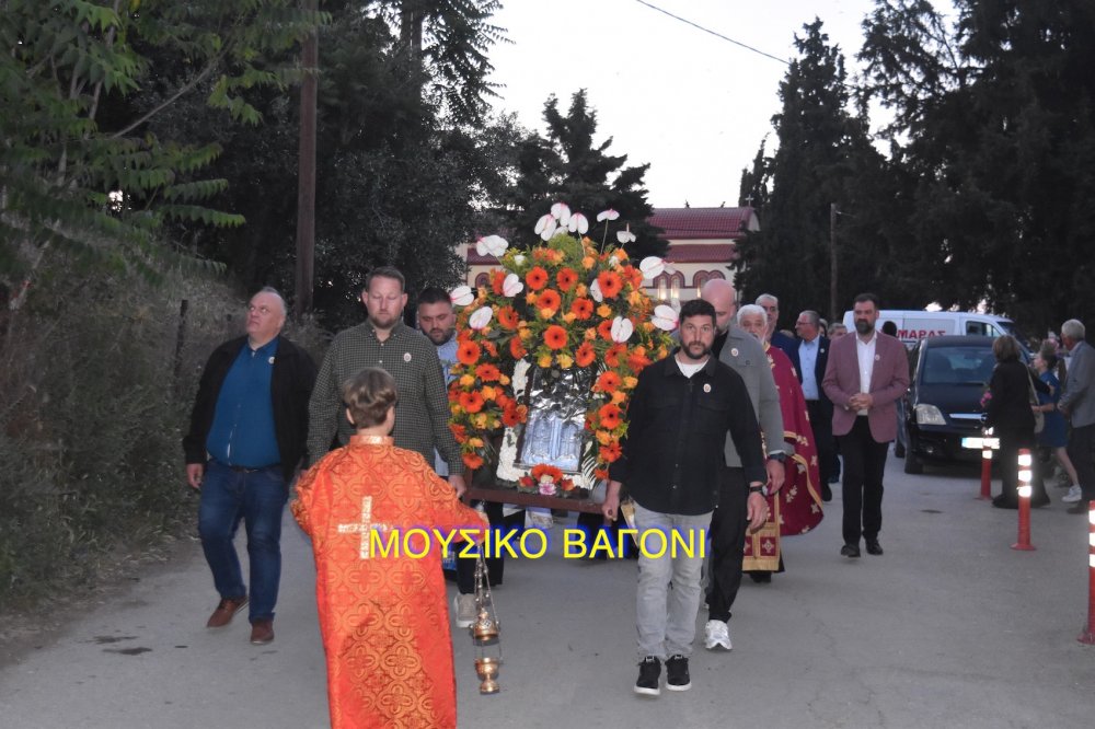 Περιφορά εικόνας Αγίων Κωνσταντίνου και Ελένης στο Βελεστίνο