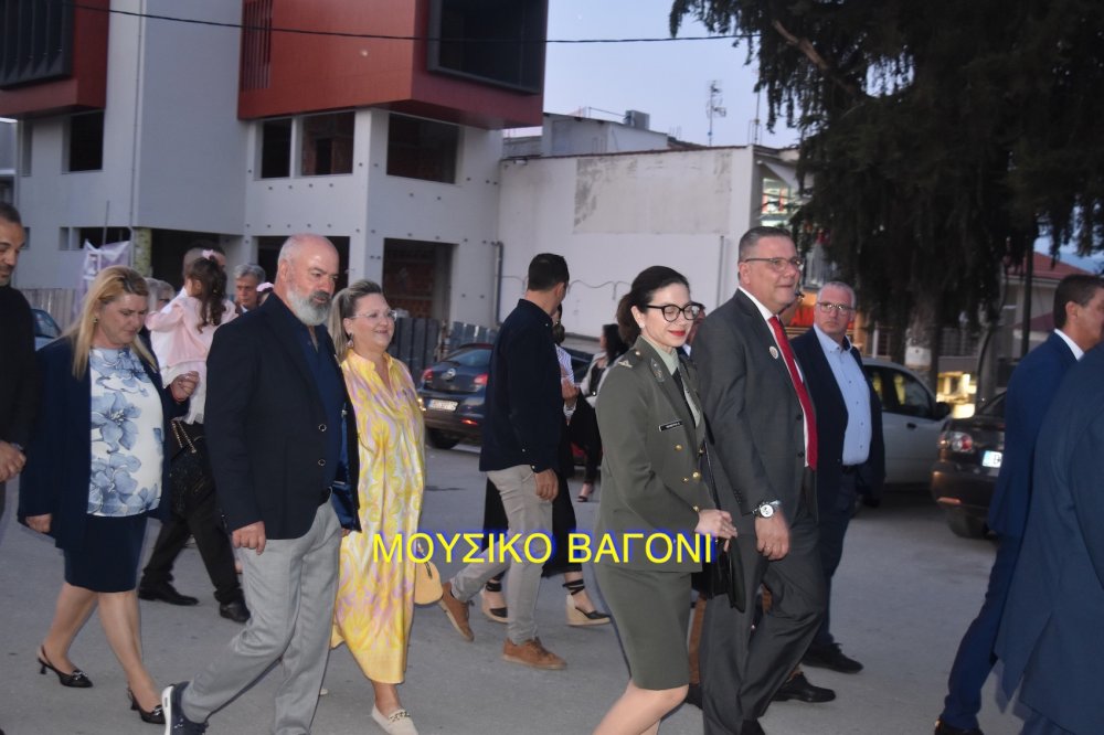 Περιφορά εικόνας Αγίων Κωνσταντίνου και Ελένης στο Βελεστίνο