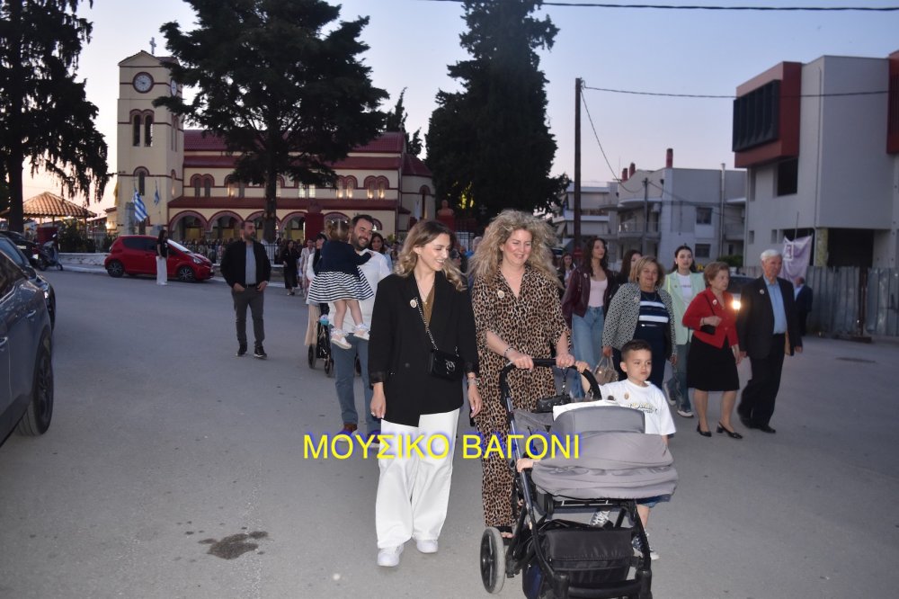 Περιφορά εικόνας Αγίων Κωνσταντίνου και Ελένης στο Βελεστίνο