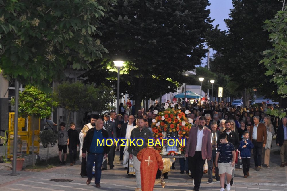 Περιφορά εικόνας Αγίων Κωνσταντίνου και Ελένης στο Βελεστίνο