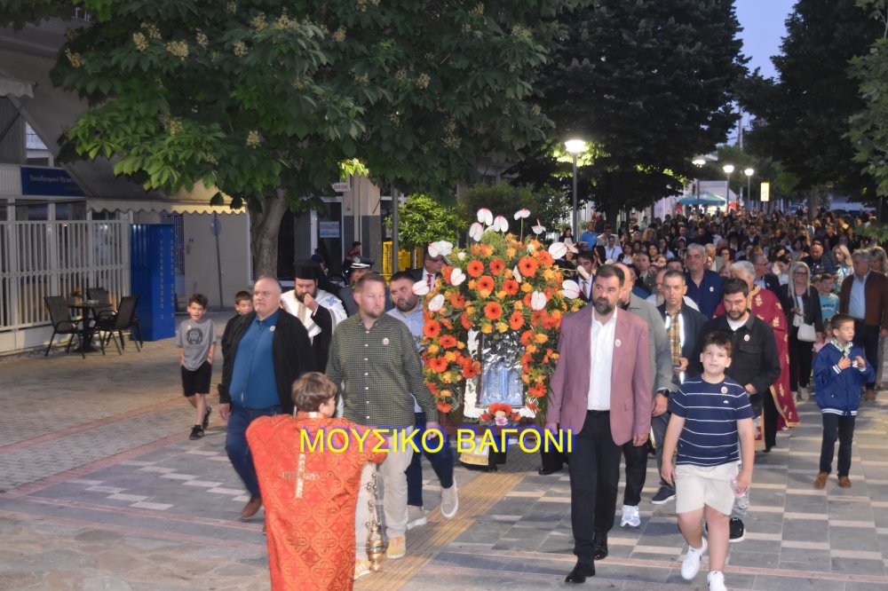 Περιφορά εικόνας Αγίων Κωνσταντίνου και Ελένης στο Βελεστίνο