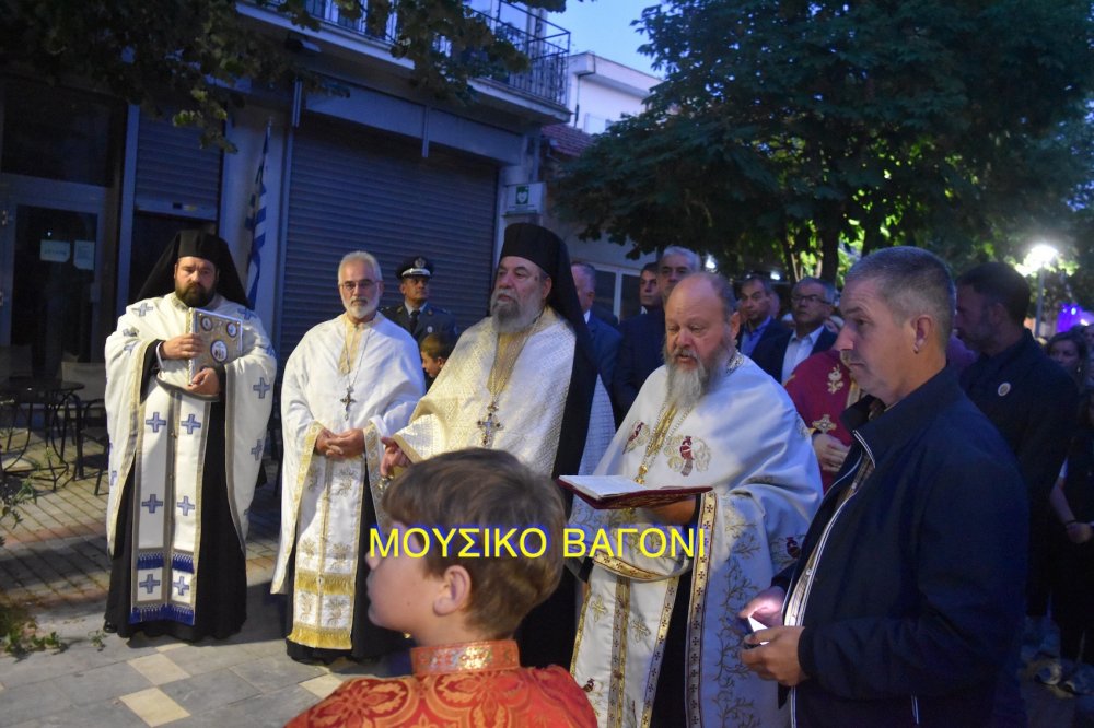 Περιφορά εικόνας Αγίων Κωνσταντίνου και Ελένης στο Βελεστίνο