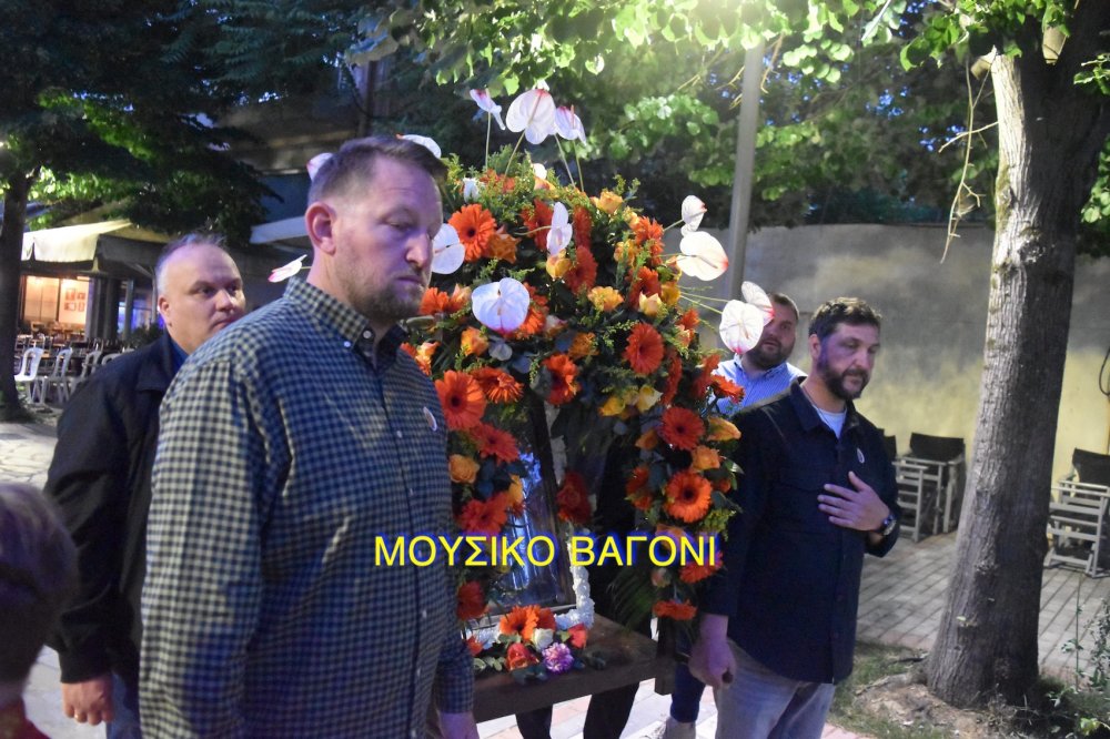 Περιφορά εικόνας Αγίων Κωνσταντίνου και Ελένης στο Βελεστίνο