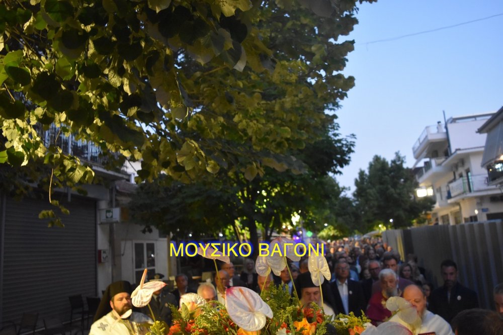 Περιφορά εικόνας Αγίων Κωνσταντίνου και Ελένης στο Βελεστίνο