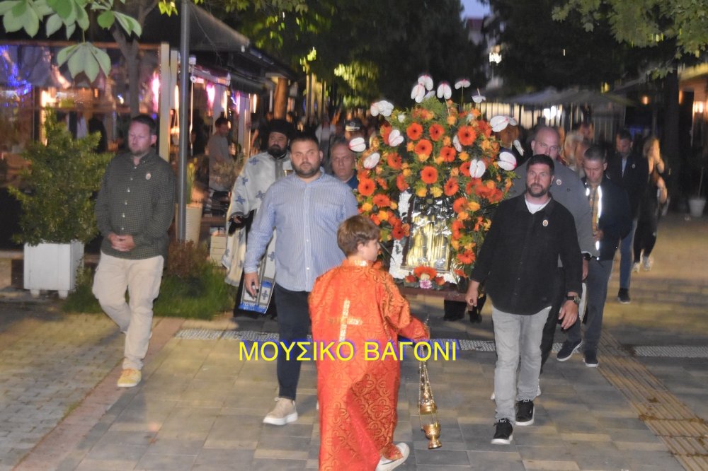 Περιφορά εικόνας Αγίων Κωνσταντίνου και Ελένης στο Βελεστίνο