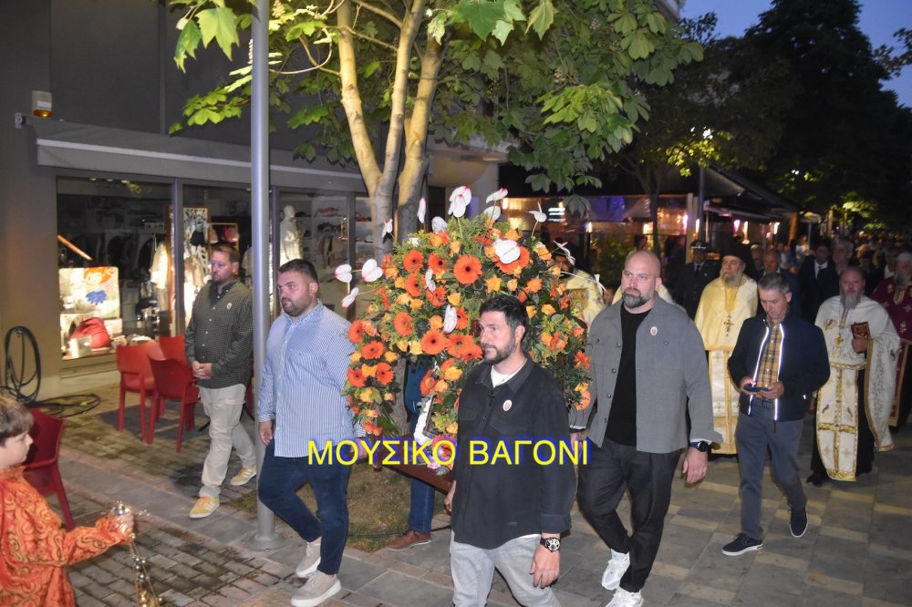 Περιφορά εικόνας Αγίων Κωνσταντίνου και Ελένης στο Βελεστίνο