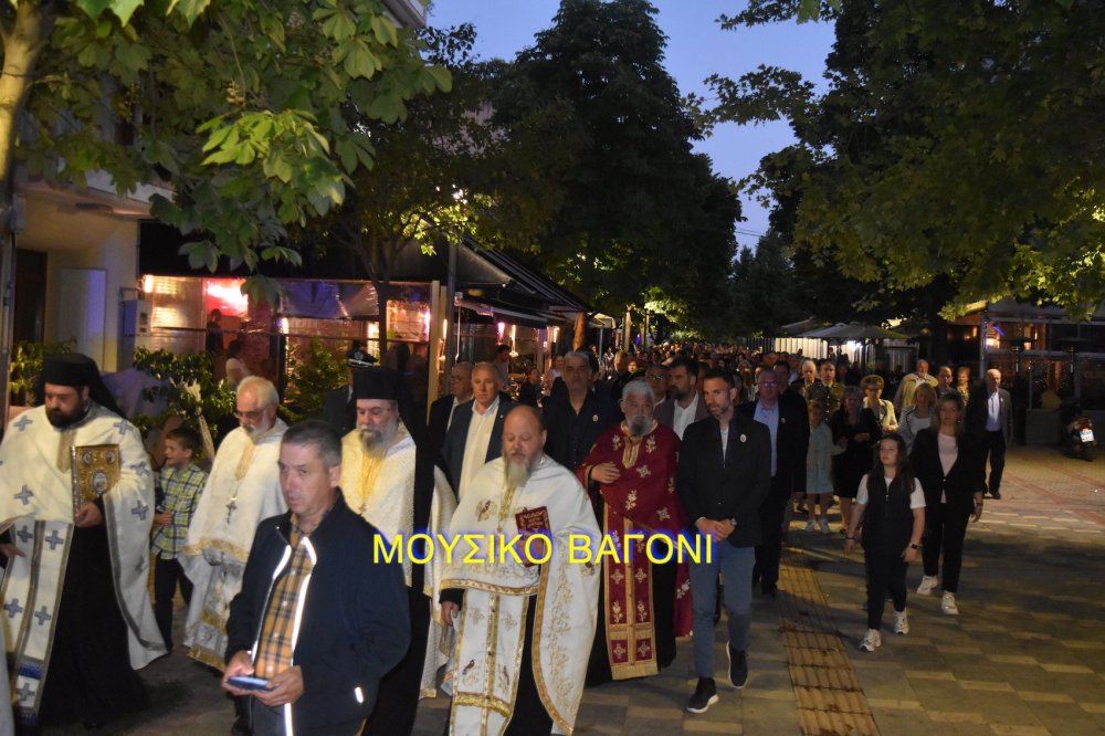 Περιφορά εικόνας Αγίων Κωνσταντίνου και Ελένης στο Βελεστίνο