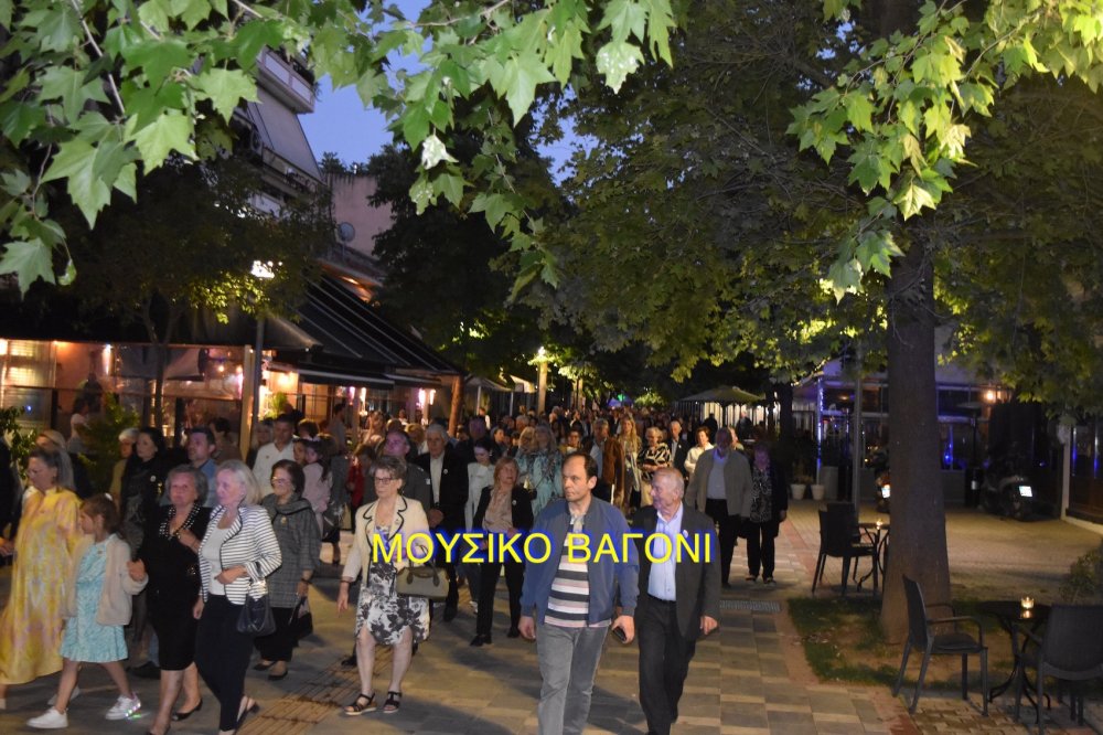Περιφορά εικόνας Αγίων Κωνσταντίνου και Ελένης στο Βελεστίνο