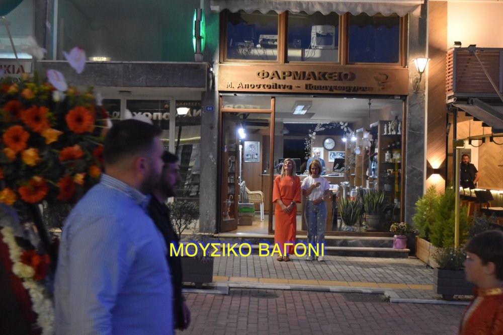 Περιφορά εικόνας Αγίων Κωνσταντίνου και Ελένης στο Βελεστίνο