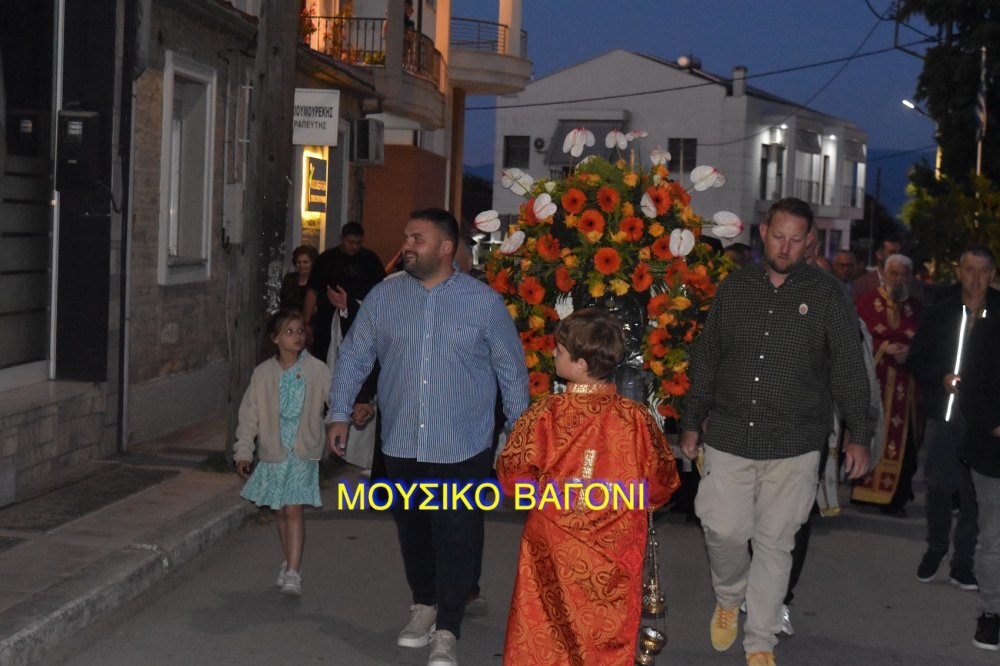 Περιφορά εικόνας Αγίων Κωνσταντίνου και Ελένης στο Βελεστίνο