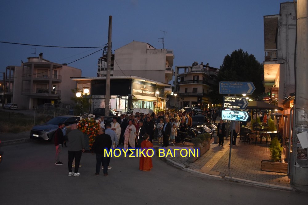 Περιφορά εικόνας Αγίων Κωνσταντίνου και Ελένης στο Βελεστίνο