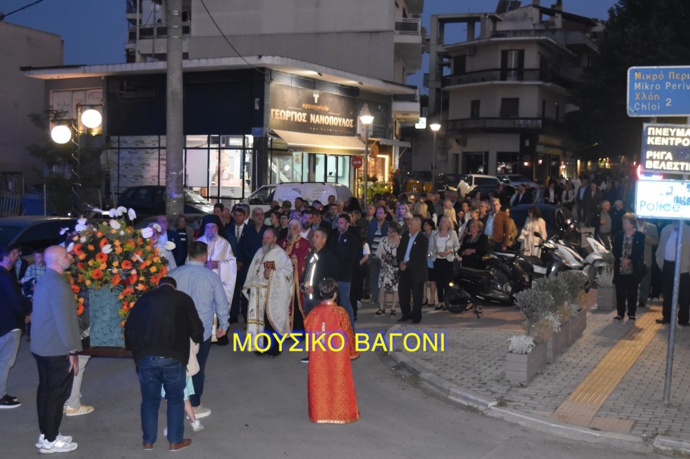 Περιφορά εικόνας Αγίων Κωνσταντίνου και Ελένης στο Βελεστίνο