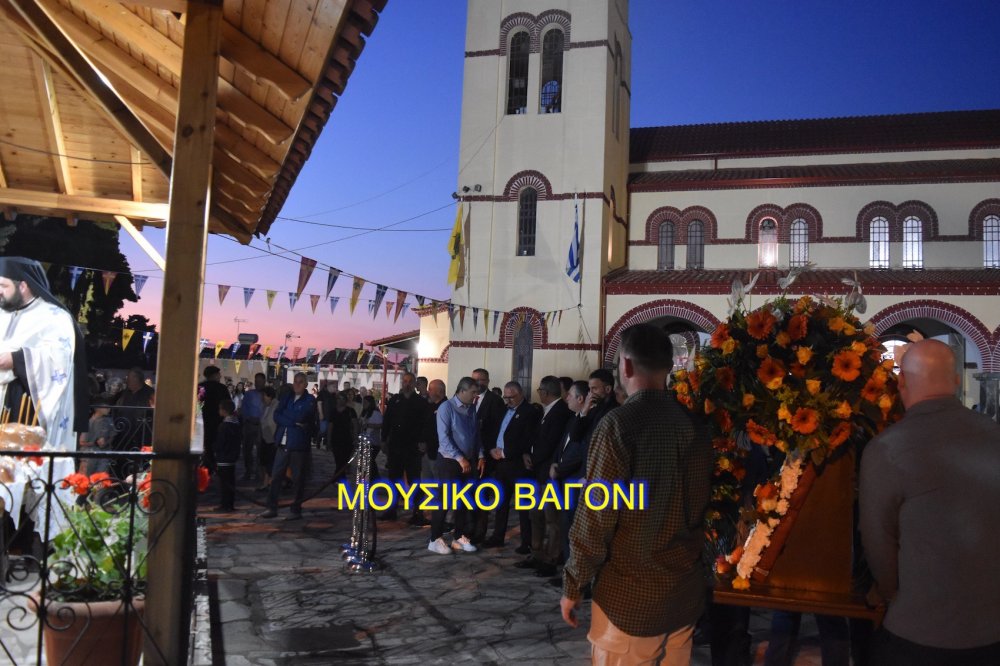 Περιφορά εικόνας Αγίων Κωνσταντίνου και Ελένης στο Βελεστίνο