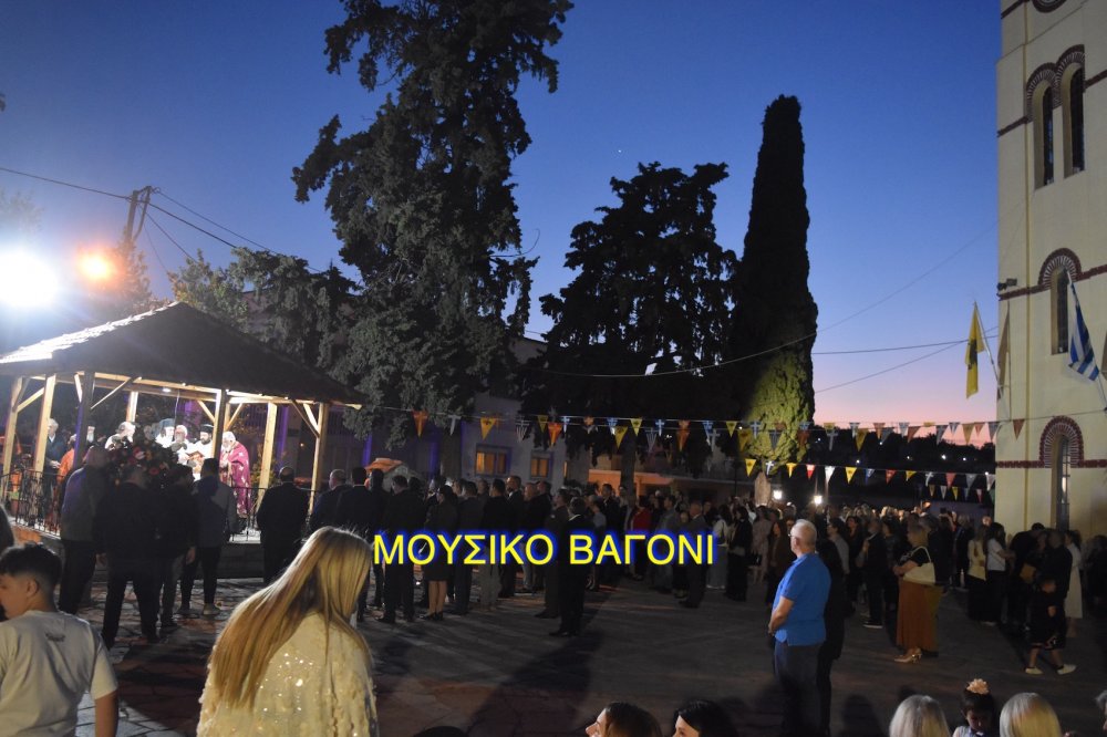 Περιφορά εικόνας Αγίων Κωνσταντίνου και Ελένης στο Βελεστίνο