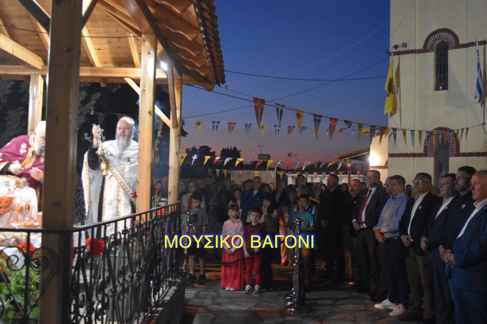 Περιφορά εικόνας Αγίων Κωνσταντίνου και Ελένης στο Βελεστίνο