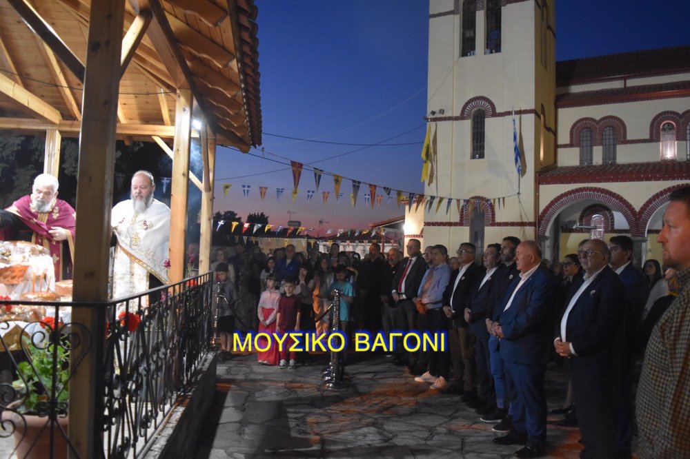 Περιφορά εικόνας Αγίων Κωνσταντίνου και Ελένης στο Βελεστίνο