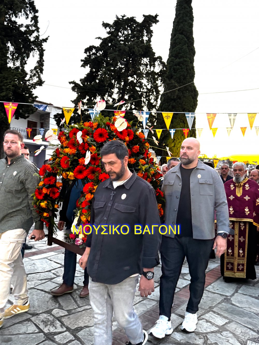 Περιφορά εικόνας Αγίων Κωνσταντίνου και Ελένης στο Βελεστίνο