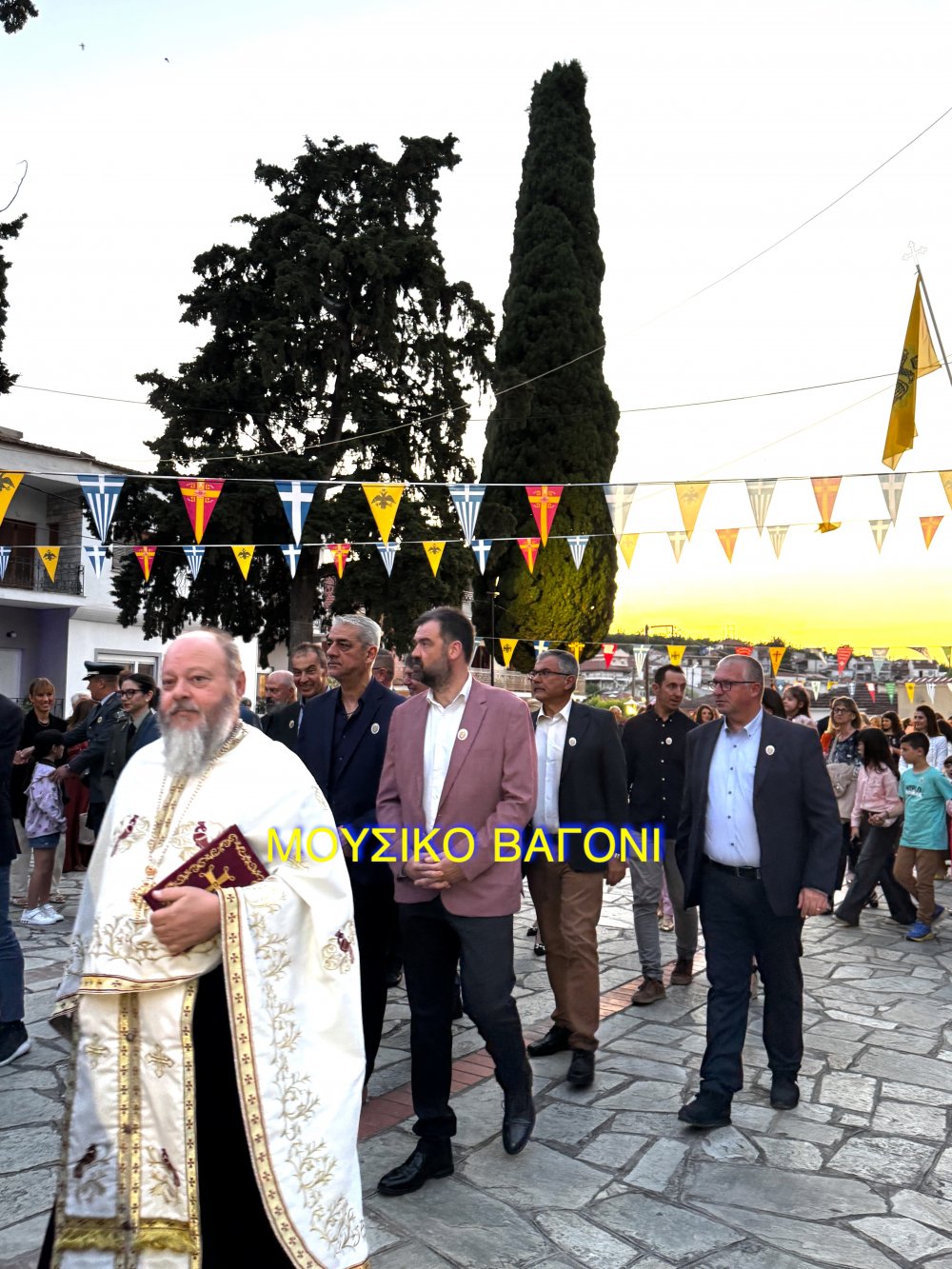 Περιφορά εικόνας Αγίων Κωνσταντίνου και Ελένης στο Βελεστίνο