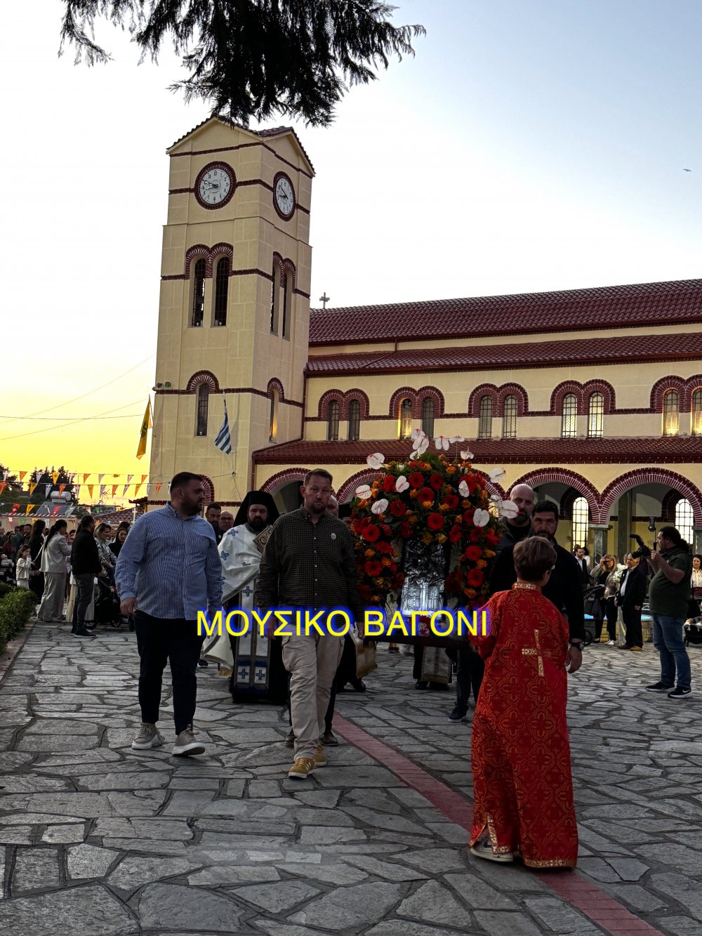 Περιφορά εικόνας Αγίων Κωνσταντίνου και Ελένης στο Βελεστίνο
