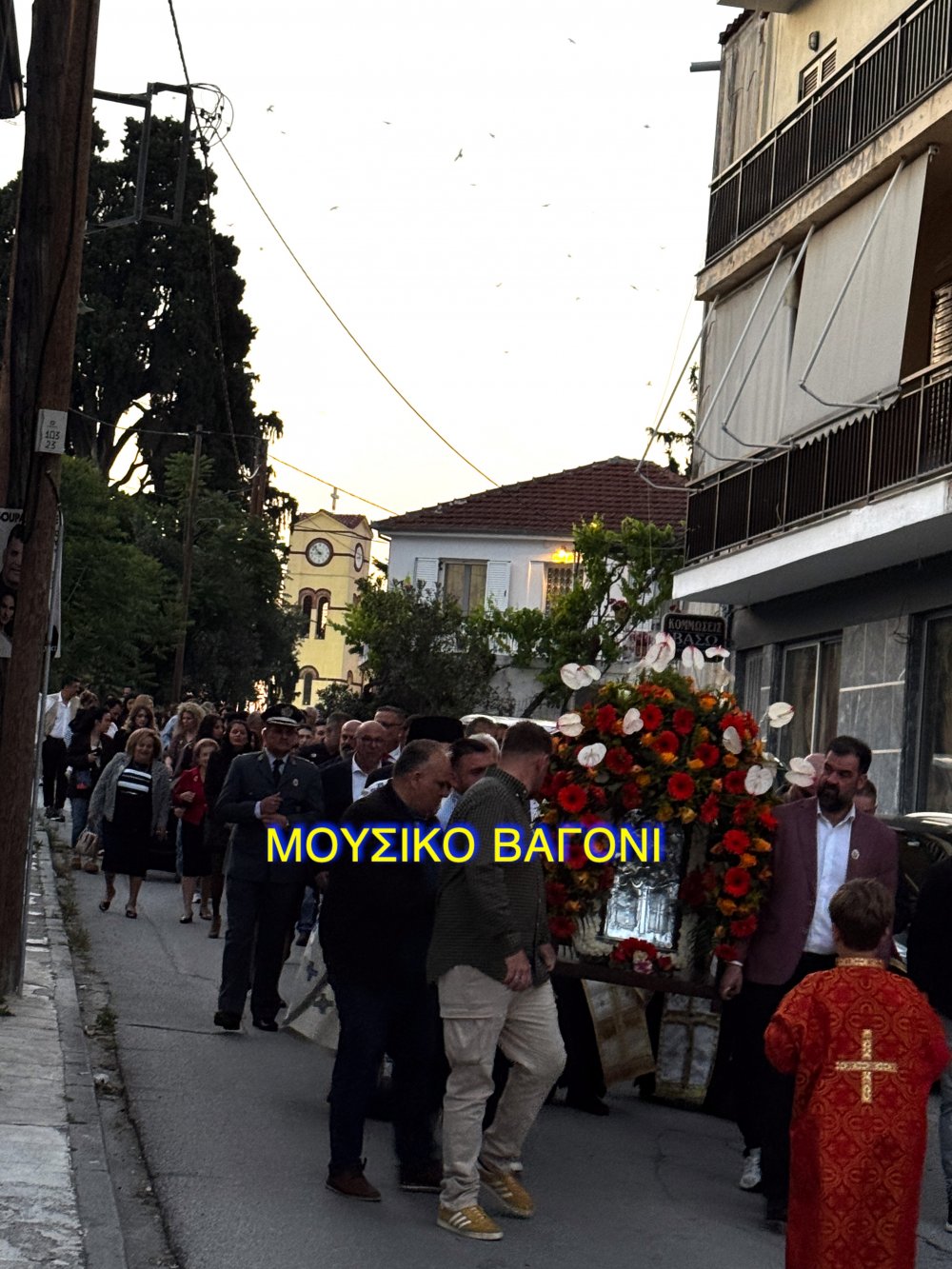 Περιφορά εικόνας Αγίων Κωνσταντίνου και Ελένης στο Βελεστίνο