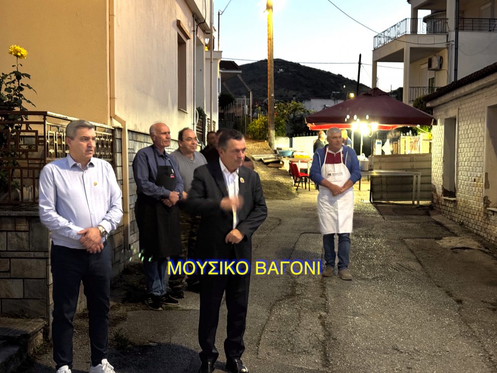 Περιφορά εικόνας Αγίων Κωνσταντίνου και Ελένης στο Βελεστίνο